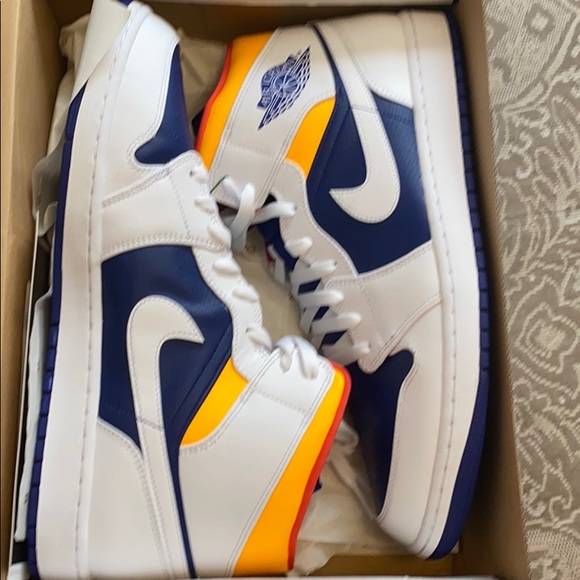 Athletic_Shoes